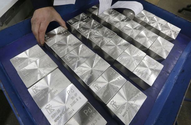بلومبيرغ: أسعارالنفط وصلت 58 دولارًا للبرميل رغم التهديدات بنقص الإمدادات