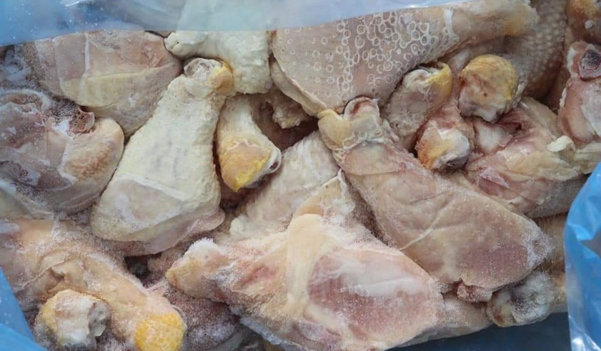 مركز الرقابة على الأغذية والأدوية بنغازي يتلف شحنة دواجن مجمدة