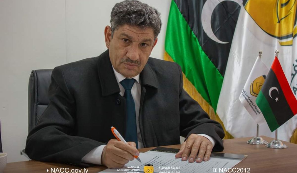 رئيس قسم مكافحة التهريب والمخدرات "بني وليد" يقوم بتعبئة إقرار الذمة المالية