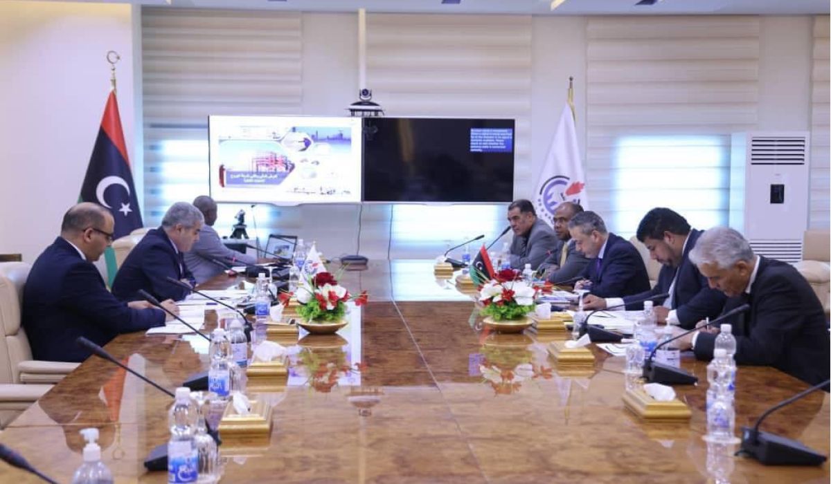 "بن قدارة" يجتمع مع شركة الهروج للإطلاع على سير عملياتها ومشاريعها المنجزة