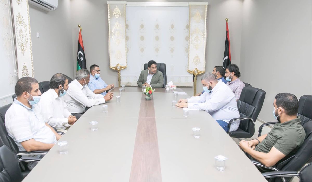 المنفي يجتمع مع مسؤولي شركة الكهرباء بالبطنان لبحث مشكلة انقطاع الكهرباء في المناطق الشرقية