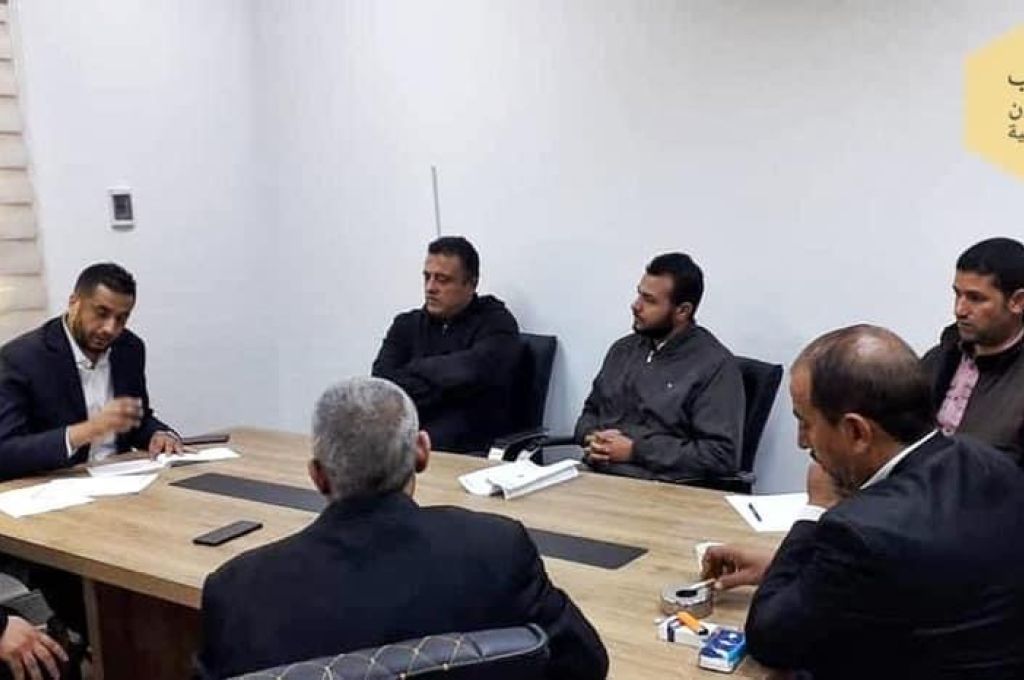 تعبئة إقرار الذمة المالية من قبل عدد من موظفي الدولة لغرض المشاركة في الانتخابات البرلمانية