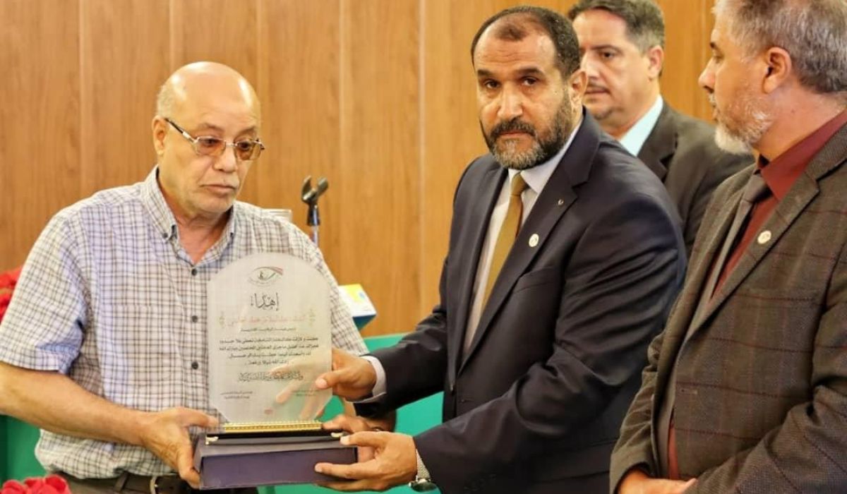 "الحاسي" يكرم الموظفين المتقاعدين .. تابع التفاصيل