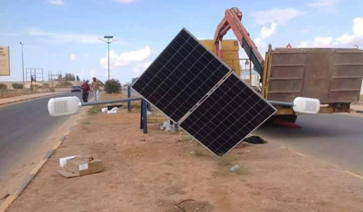 الشروع في تركيب أعمدة إنارة بالطاقة الشمسية بطريق مطار بنينا الدولي