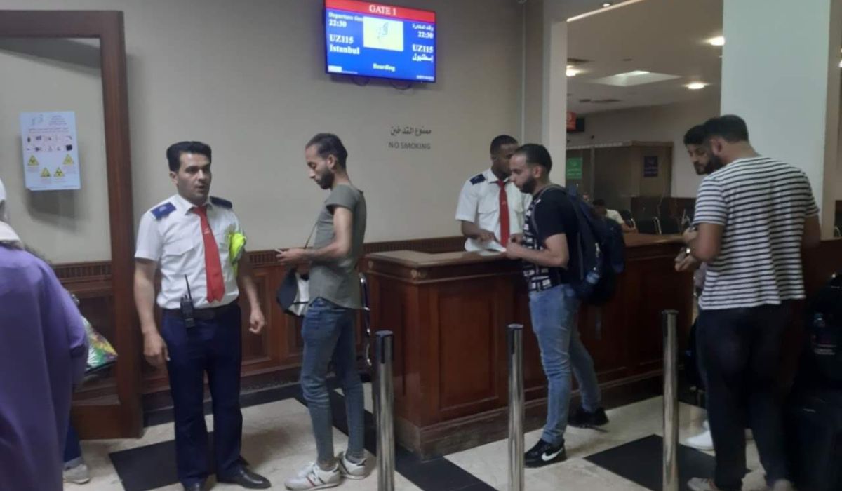 عودة الملاحة الجوية لمطار معيتيقة بعد توقف جراء سقوط قذائف