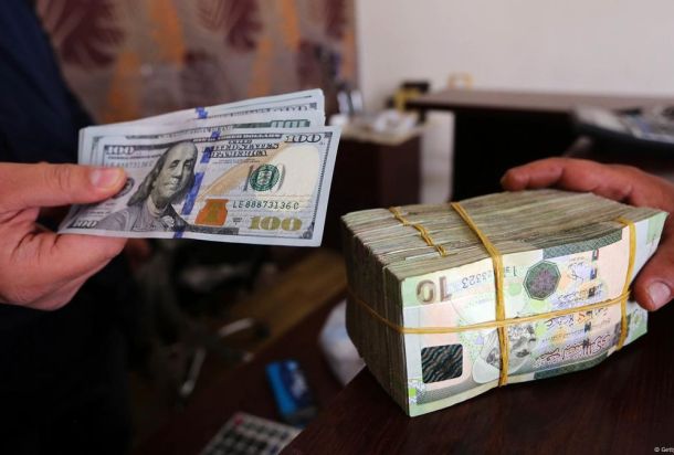 "والي" يكتب متسائلاً: هل يمكن للمركزي طرح كميات كافية من العملات الأجنبية إذا ما تم تعويم الدينار؟