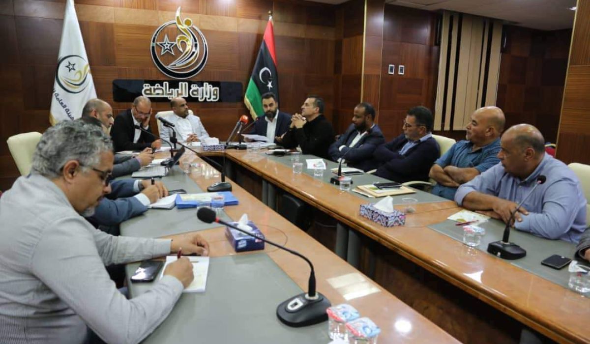 وزير الرياضة يجتمع مع رؤساء الاتحادات الرياضية لمناقشة توفير الدعم المالي