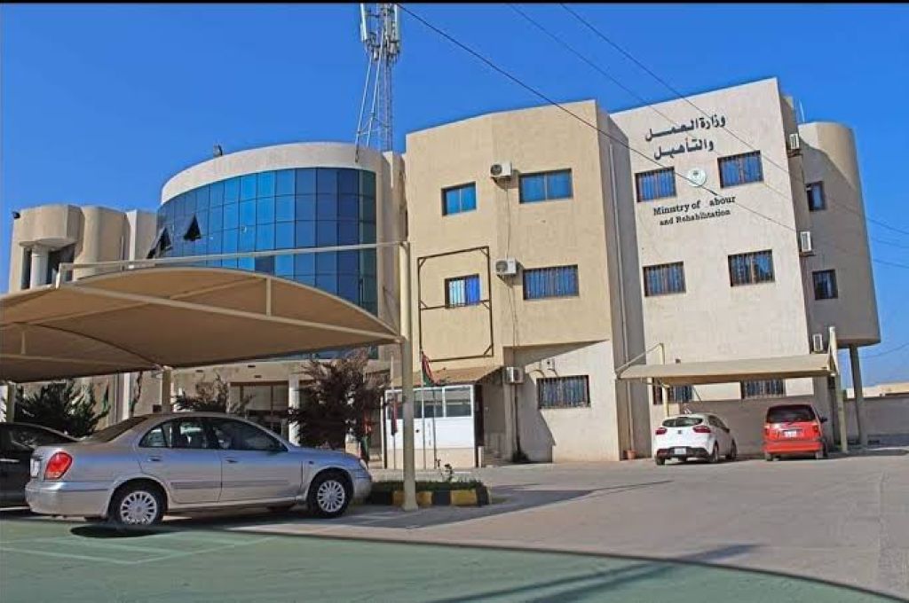 خاص.. فريق السيولة بالمركزي يفصح لصدى عن تسليم فروع التجاري بالجبل الغربي 26 مليون