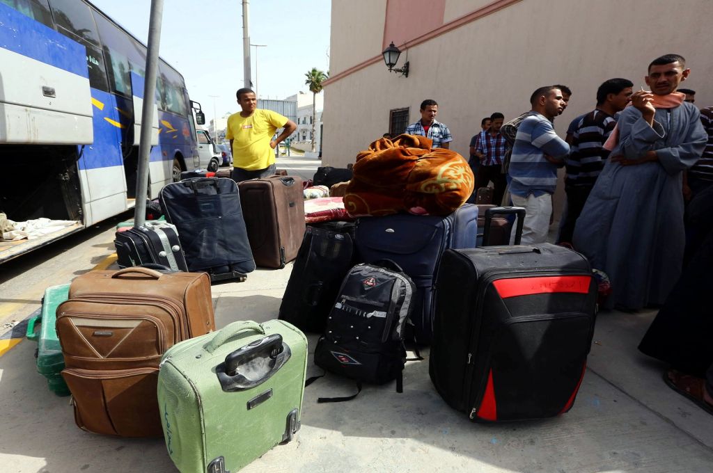 النائب العام يأمر حبس ضباط تابعين لجمارك ميناء مصراتة لتورطهم في واقعة اختلاس مبلغ مالي من حسابات الضمانات الجمركية