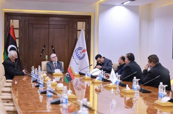 رئيس مجلس إدارة المؤسسة الوطنية للنفط يتفقد سير الأعمال بمنطقة الواحات