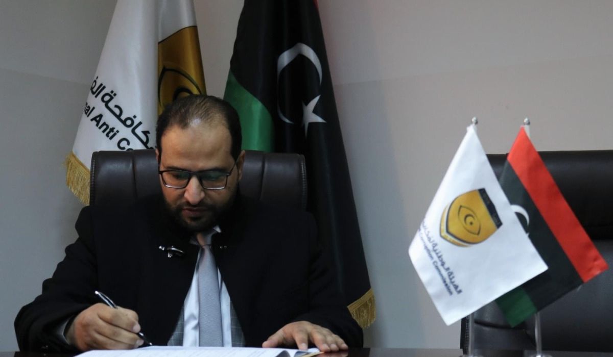 وزير الثروة البحرية يملئ إقرار الذمة المالية