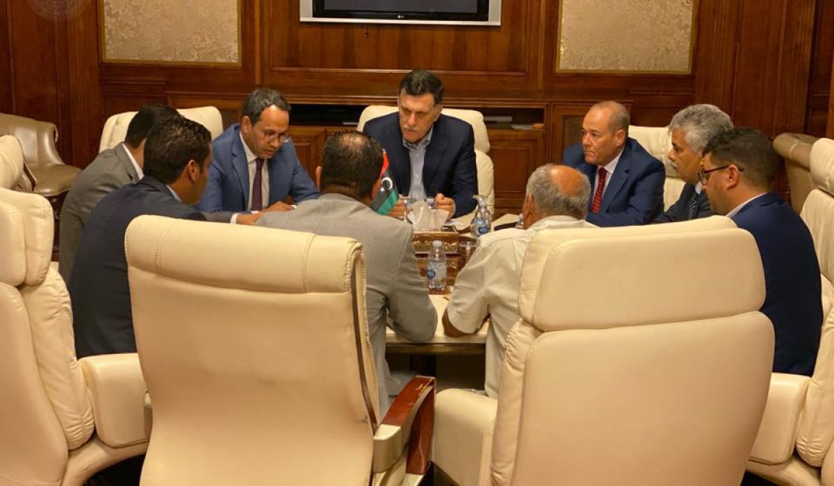السراج يلتقي مسئولين عن بني وليد لدعم المدينة