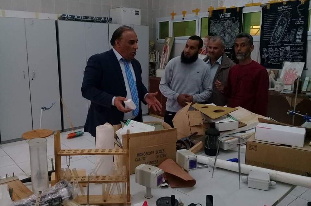 عميد بلدية سرت يزور المدارس بالمدينة ويتعهد بتوفير الاحتياجات الضرورية