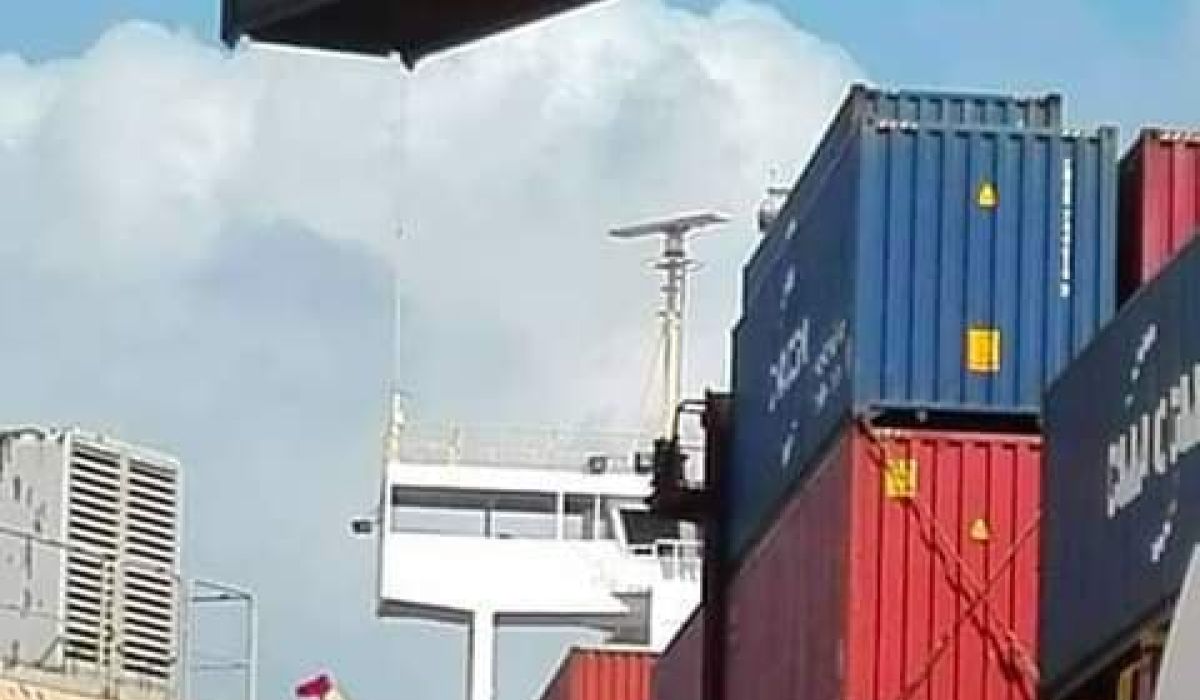 حركة نشطة بميناء بنغازي البحري مع استقبال عدد من السفن التجارية