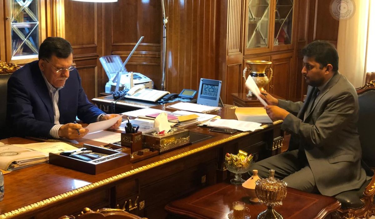 السراج يناقش مع بومطاري ضمان صرف مرتبات العاملين في الدولة في مواعيدها واحتياجات لجنة الطوارئ