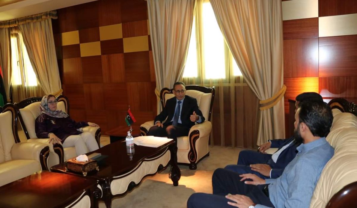وزير الاقتصاد والتجارة يبحث مع عميد بلدية زوارة الأوضاع الاقتصادية بالمدينة