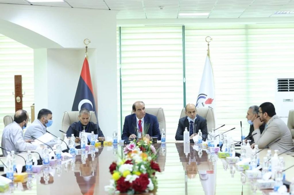الرقابة على الأغذية والأدوية تقوم بقفل مخزن لبيع المخللات بسوق الكريمية