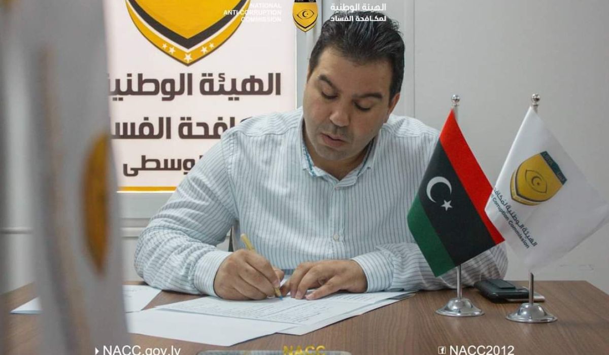 مترشح للانتخابات الرئاسية يقوم بتعبئة إقرار الذمة المالية