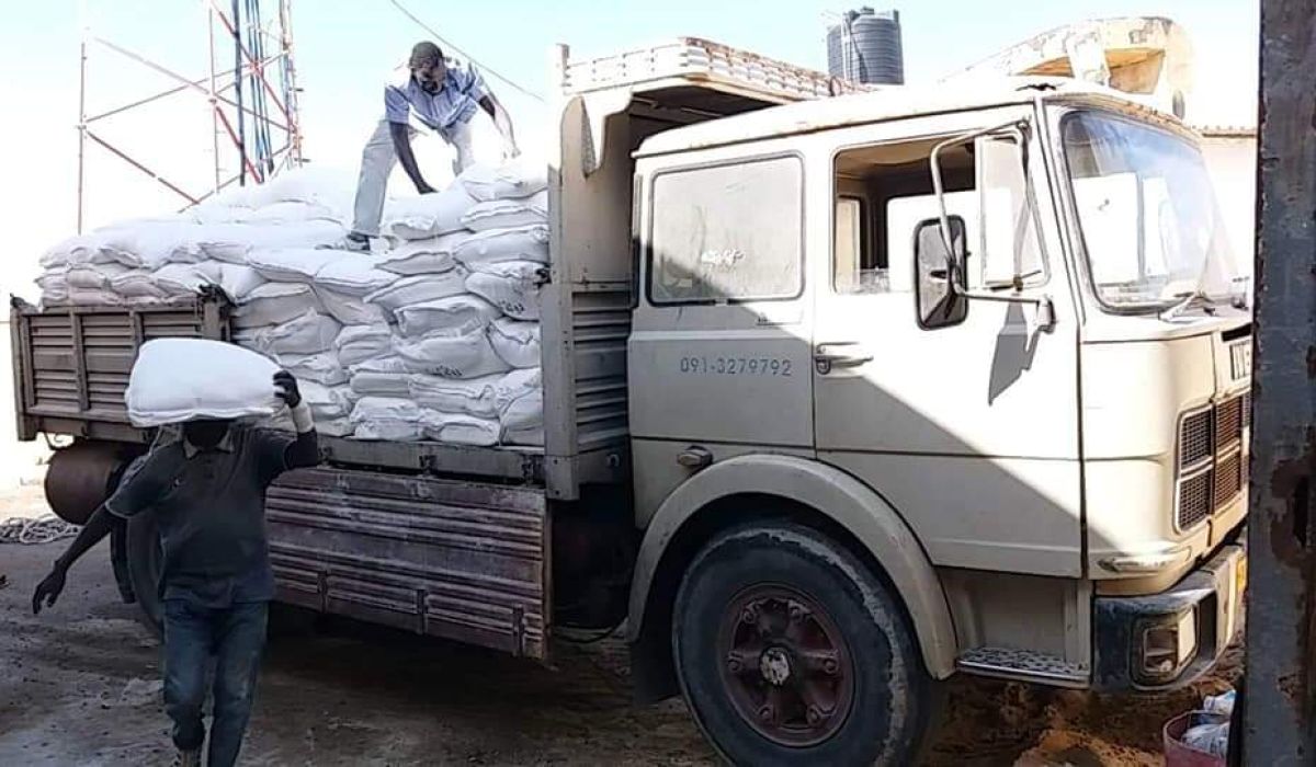 اقتصاد البريقة تُباشر في توزيع الدقيق على مخابز المدينة