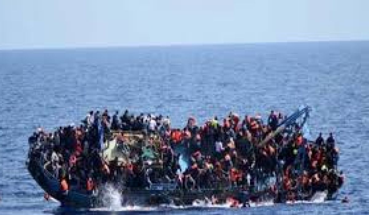 احتجاز مهاجرين غير شرعيين بعد غرق قاربهم