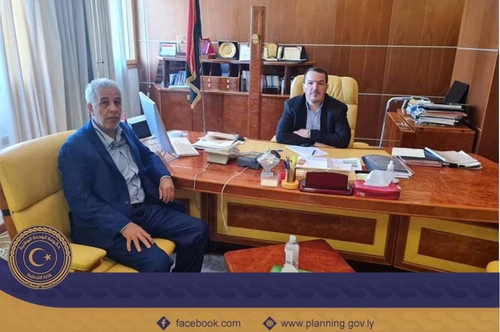 أعضاء مركز جمرك ميناء مصراتة البحري يضبط حاوية تحتوي على كميات كبيرة من الألعاب النارية