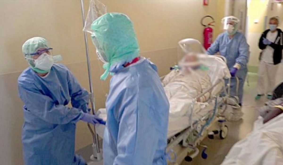 نقابة الأطباء تطالب الرئاسي بتفعيل قرار المرتبات وتدعوه لتسمية المتوفين منهم بسبب كورونا بشهداء واجب