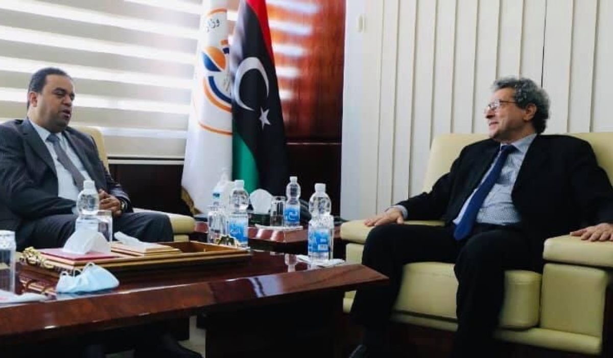 وزير العمل يلتقي نظيره بوزارة النفط والغاز لمناقشة عدد من المواضيع المشتركة
