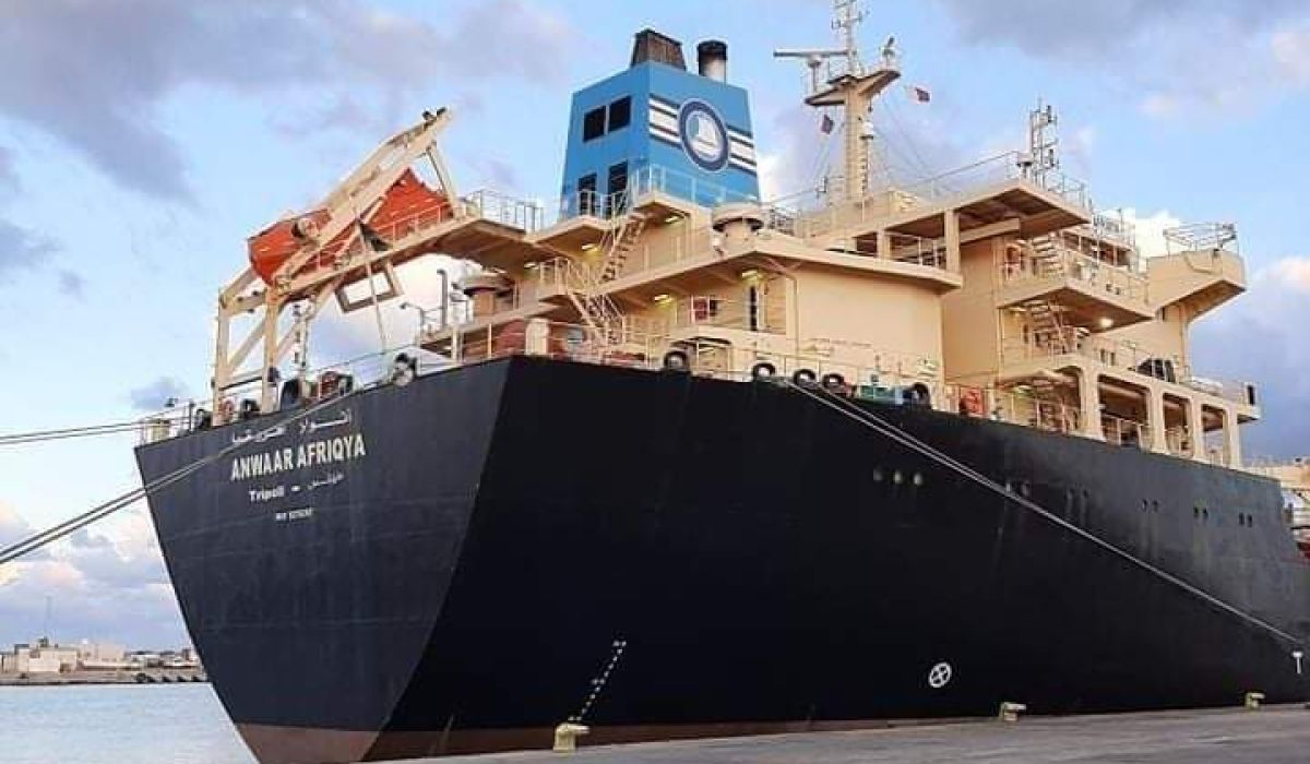 دخول الناقلة أنوار أفريقيا لميناء طرابلس لتفريغ 34 مليون لتر من الوقود