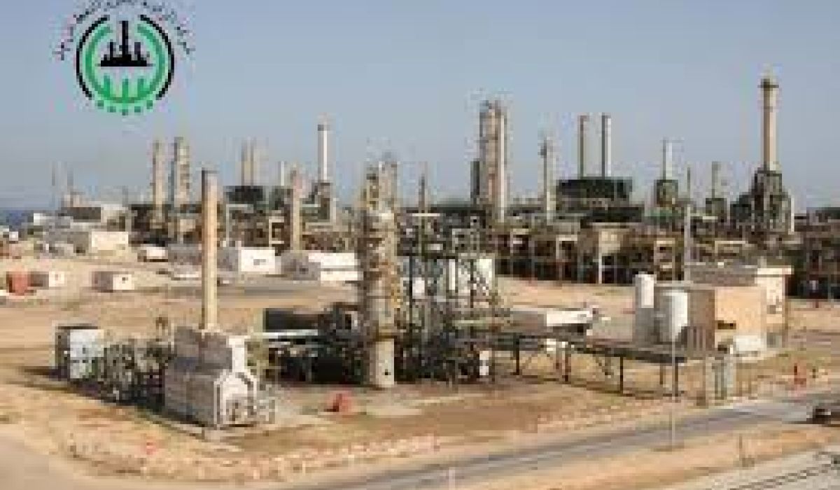 المؤسسة الوطنية للنفط تحقق في انفجار جسم مشبوه بمصفاة الزاوية