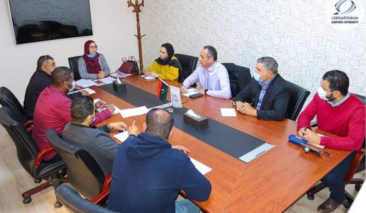 فريق مشروع الاستثمار بمطار معيتيقة الدولي يعقد اجتماعا مع مجموعة الذروة القابضة