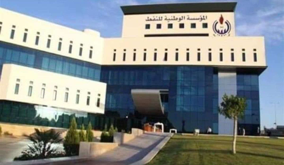 الوطنية للنفط تؤكد إخلاء ناقلات الوقود من ميناء طرابلس بعد قصفه