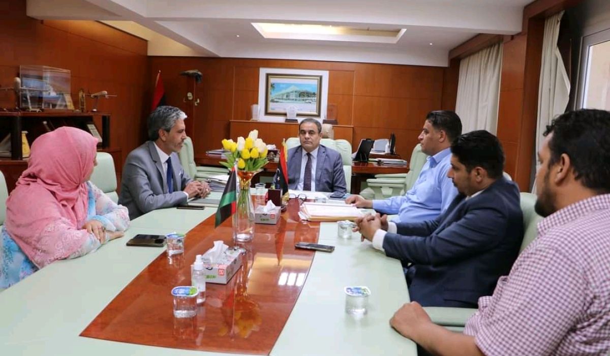 وزير المواصلات يناقش مع عميد بلدية بني وليد المشاريع المتعثرة ومختنقات الطرق بالمدينة