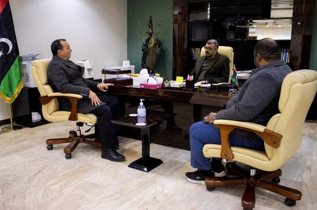 "حسني بي" يتحدث جدول المرتبات الموحد.. ويتساءل حيال قيمة الدينار