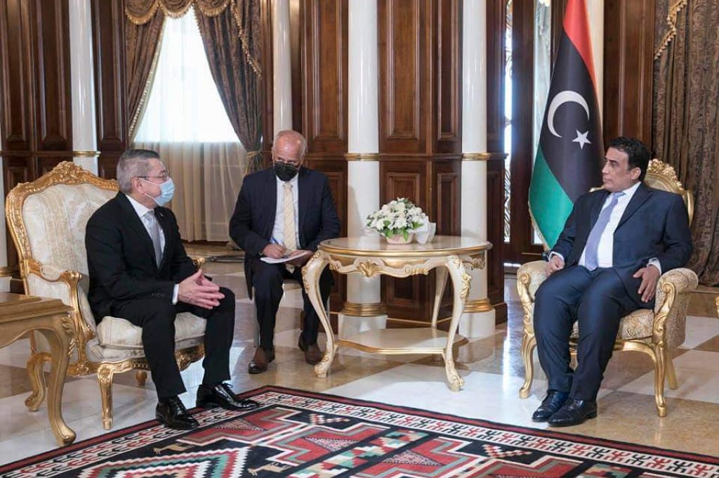 مجلة فرنسية : المصرف المركزي يمارس سياسة كارثية تضع الليبيون تحت دائرة الفقر