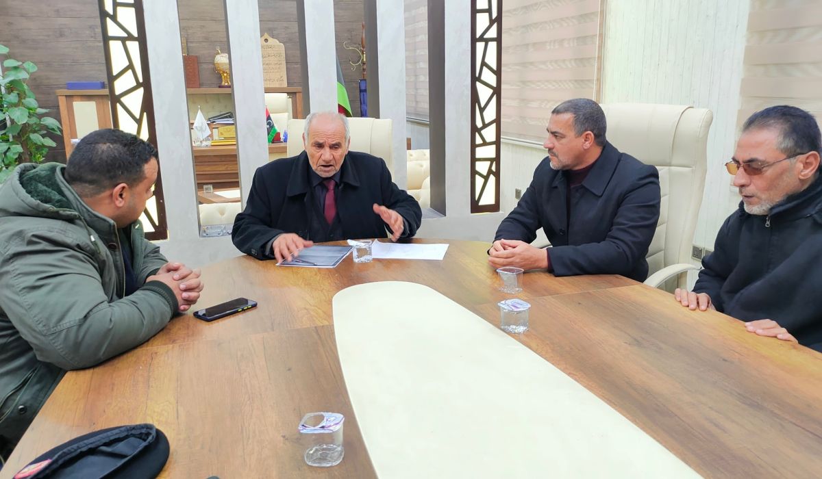 عميد بلدية طبرق يناقش حل مشاكل توزيع الوقود في عدة محطات بالمدينة