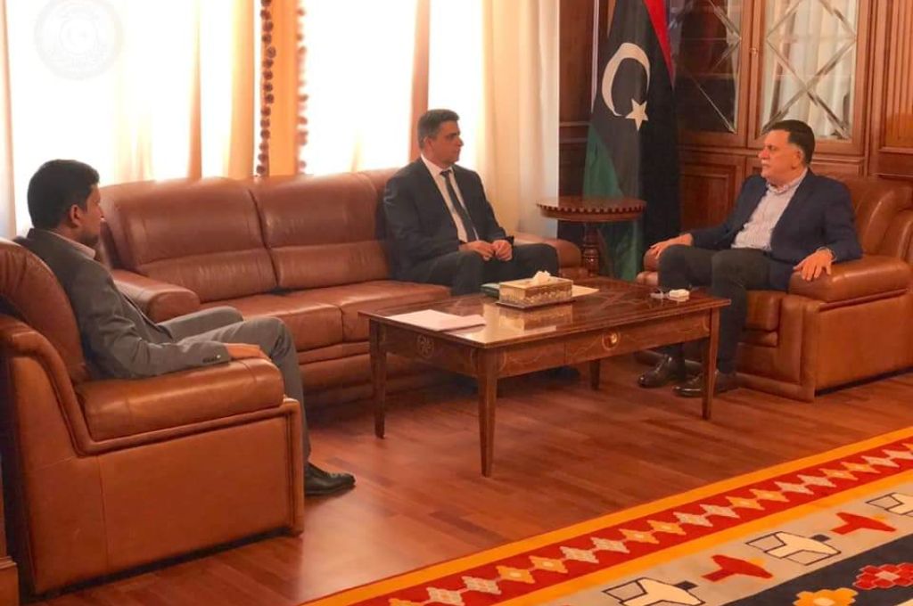 "بالفيديو" مواطنون غاضبون من تأخر صرف مرتباتهم يتظاهرون وسط ميدان الشهداء وقوات مكافحة الشغب تفرقهم