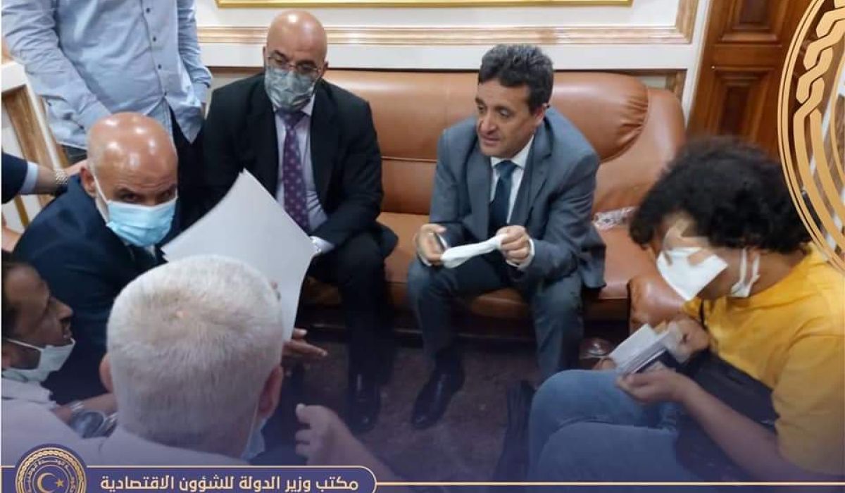 الغويل يجتمع مع عدد من المرضى الليبيين بالقاهرة