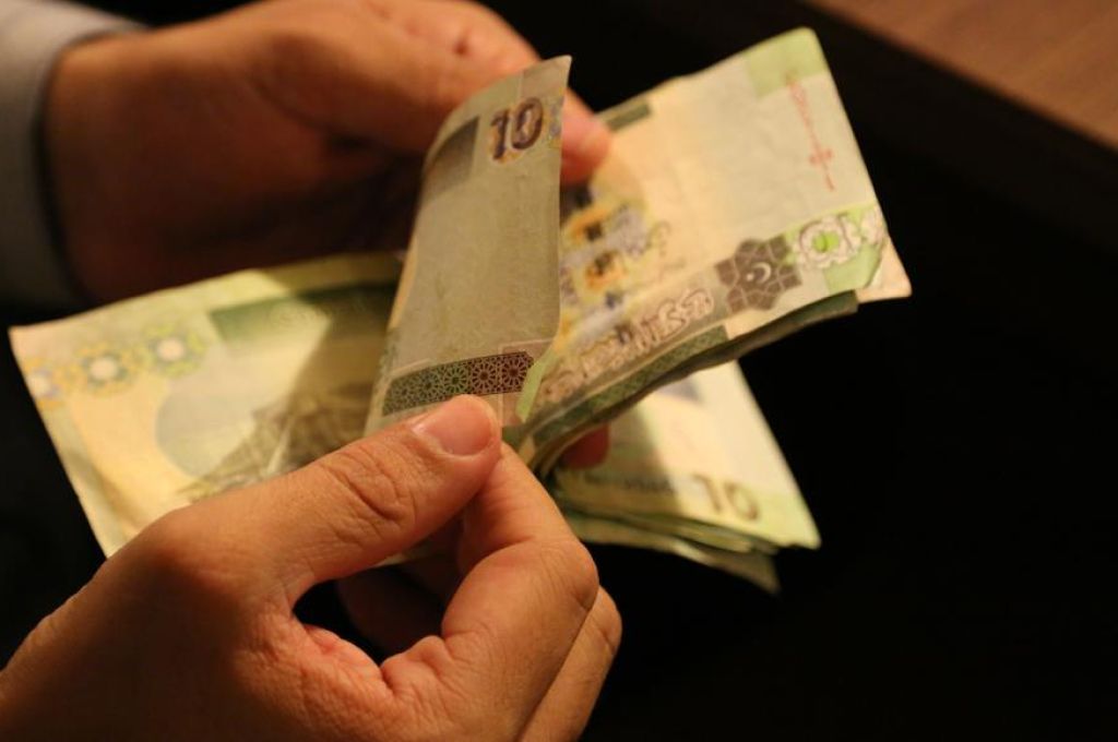 إقفال عدد من المحال التجارية ببلدية عين زارة بالشمع الأحمر