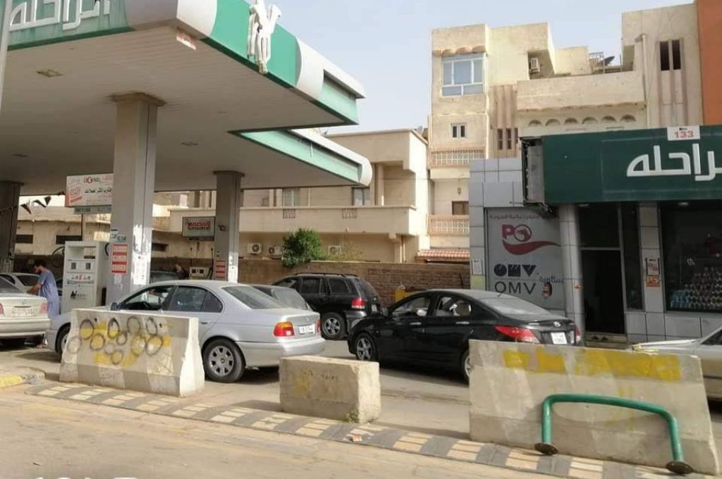 ازدحام محطات وقود طرابلس .. لماذا؟ ومن السبب ؟