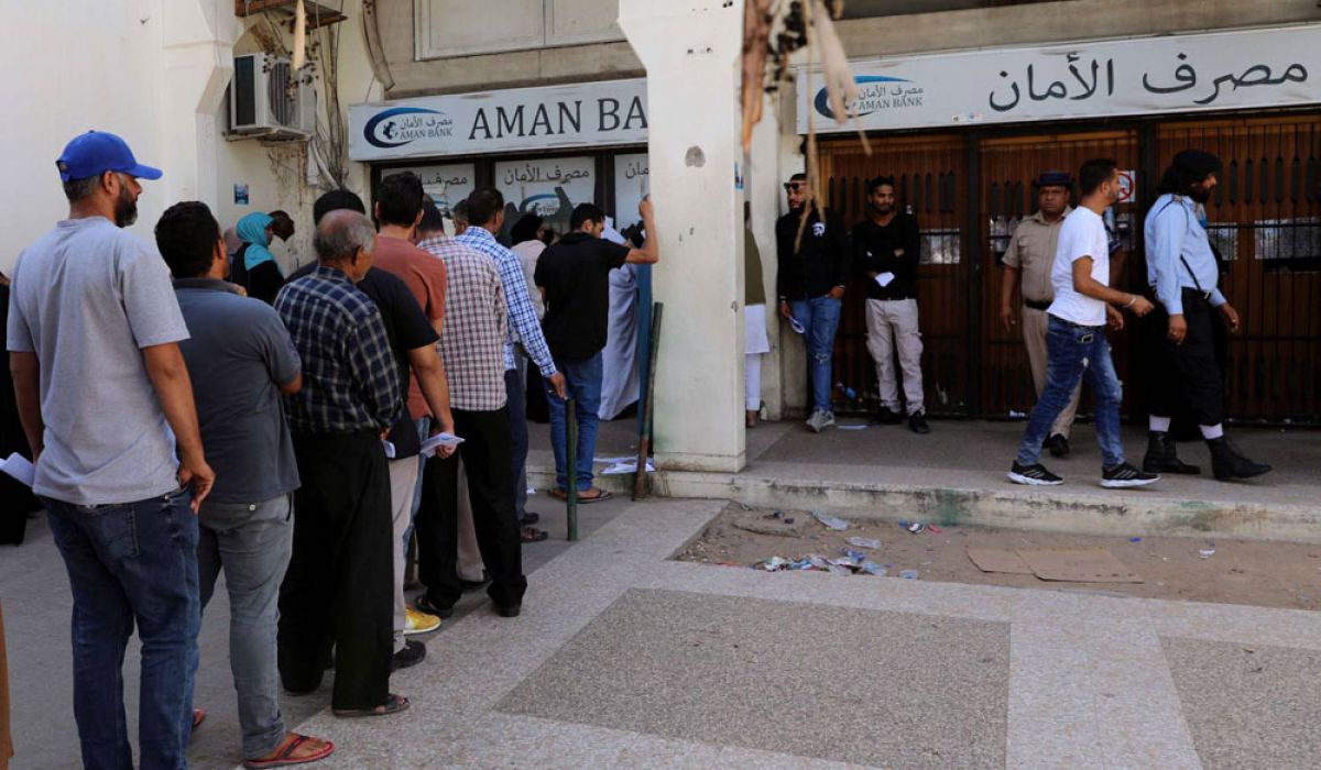 "إندبندنت" تكشف عن معاناة الشعب الليبي خلال ستة عقود من الفقر