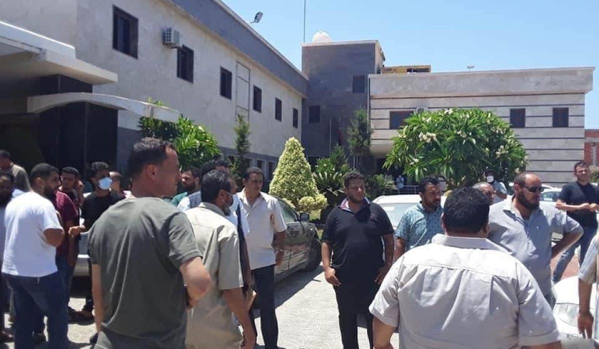 عمال شركة النظافة يحتجون أمام وزارة الحكم المحلي بطرابلس نتيجة تأخر مرتباتهم