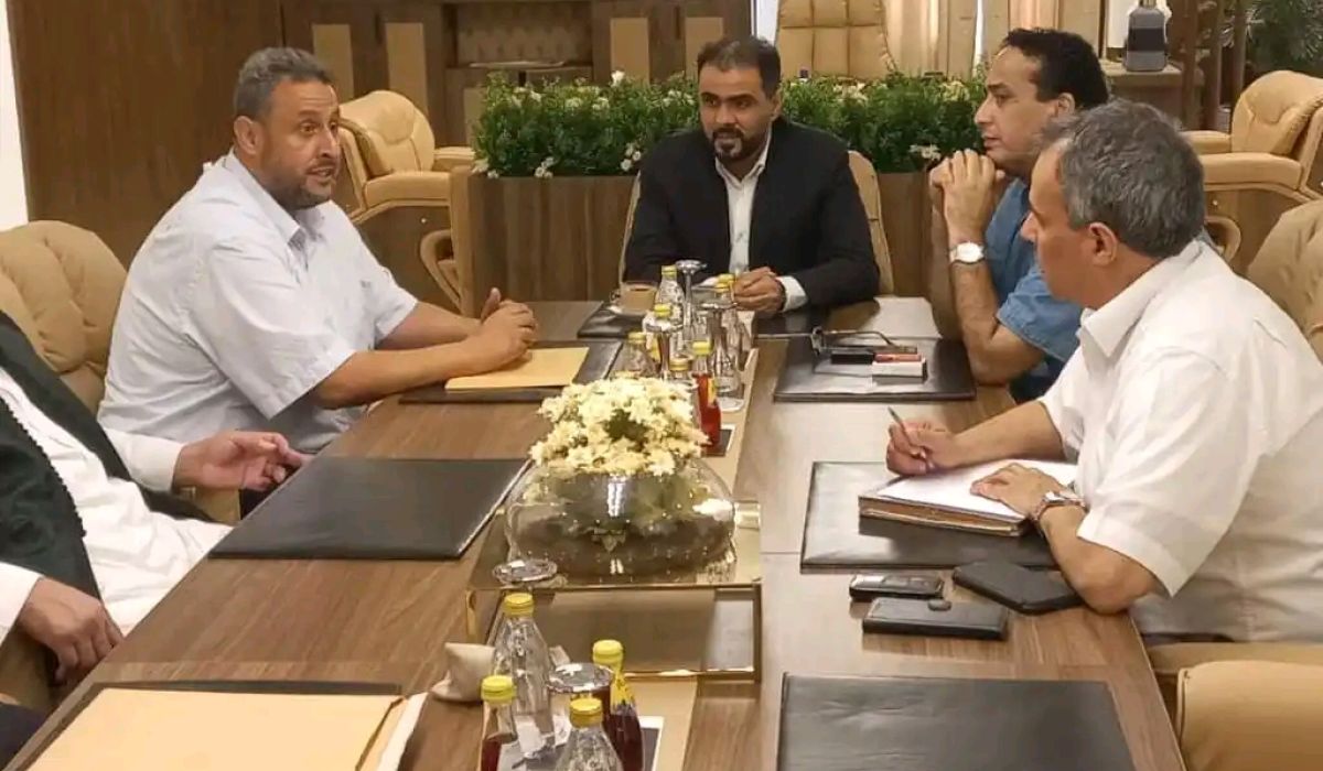 وزير التخطيط والمالية بالحكومة الليبية يجتمع مع عمداء بلديات المنطقة الشرقية