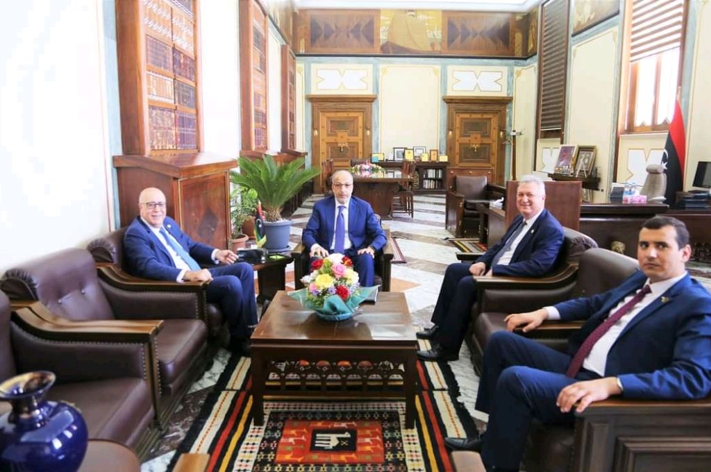 الكبير يناقش ملف المالي والمصرفي مع محافظ البنك المركزي التونسي