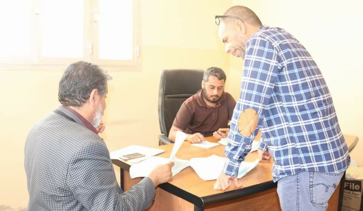 مراقب اقتصاد البريقة يقف على سير عملية صرف السلع التموينية للجمعيات