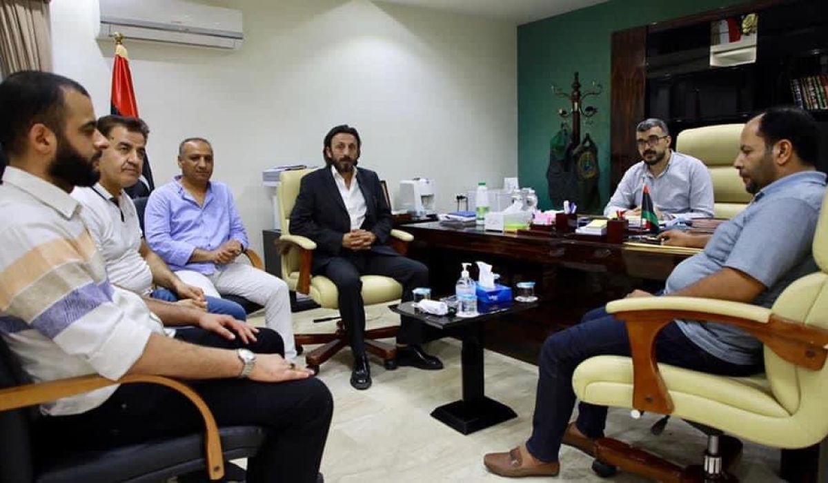 وزير الحكم المحلي يلتقي مفوّض الشركة التركية المنفذة لطريق العمروص ببلدية سوق الجمعة