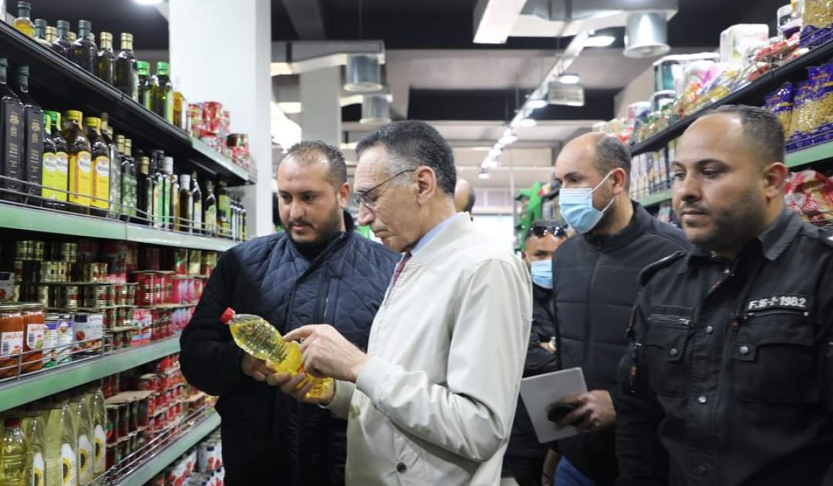 "الحويج" يؤكد على أن الوزارة ستتخذ كافة الإجراءات والتدابير اللازمة بالتنسيق مع الجهات الضبطية للسيطرة على السوق المحلي