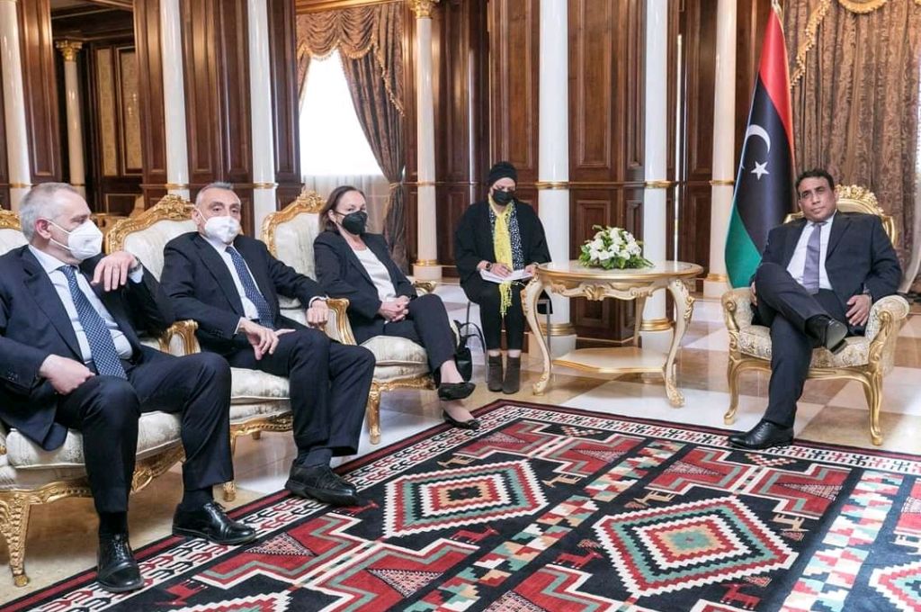 ضمنها الصعوبات الأمنية التي تواجه البنوك..وملف السيولة..تعرف على تفاصيل هامة باجتماع الكبير مع المصارف