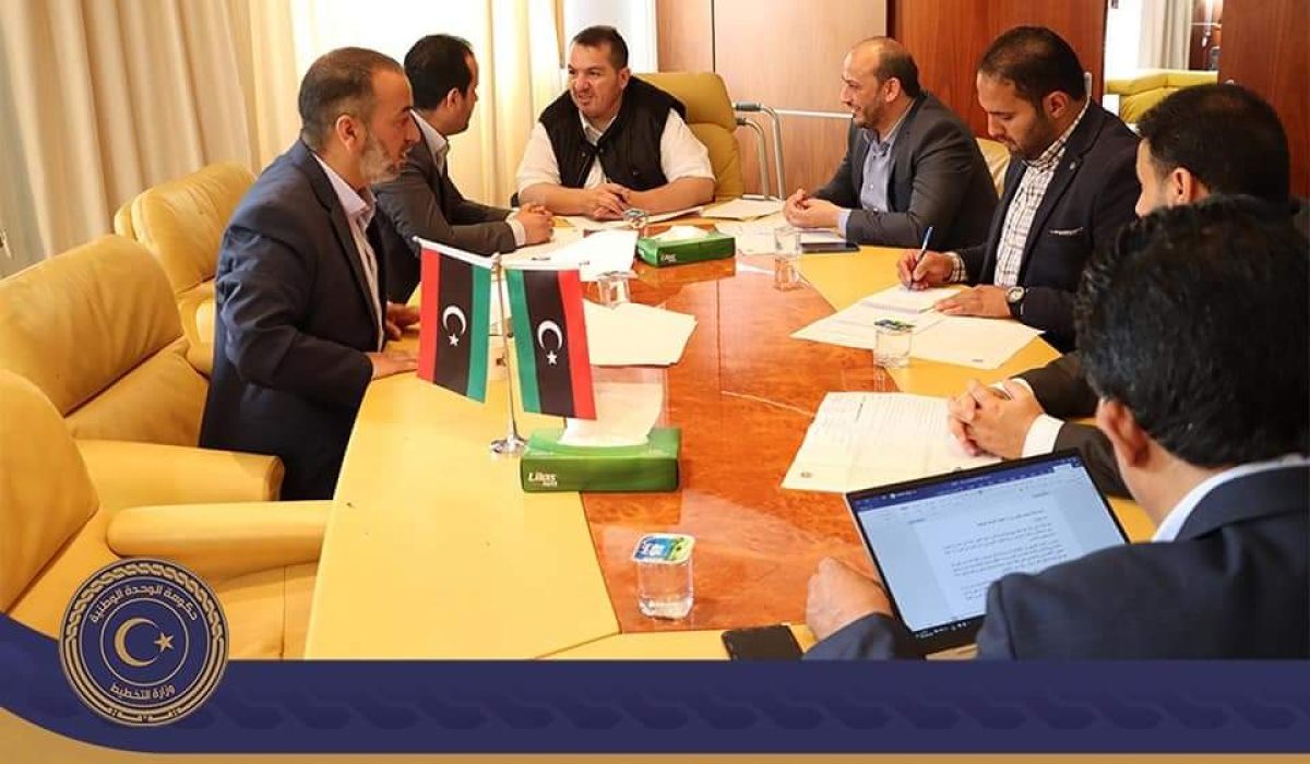 وزير التخطيط يبحث تفعيل وتنفيذ المشاريع الإستراتيجية لقطاع المواصلات