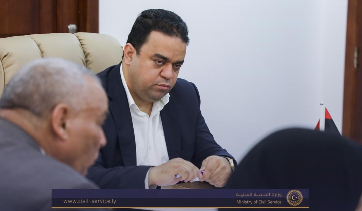 وزير الخدمية المدنية المُكلّف يجري اجتماعاً لمناقشة عمل لجنة الإفراجات المالية