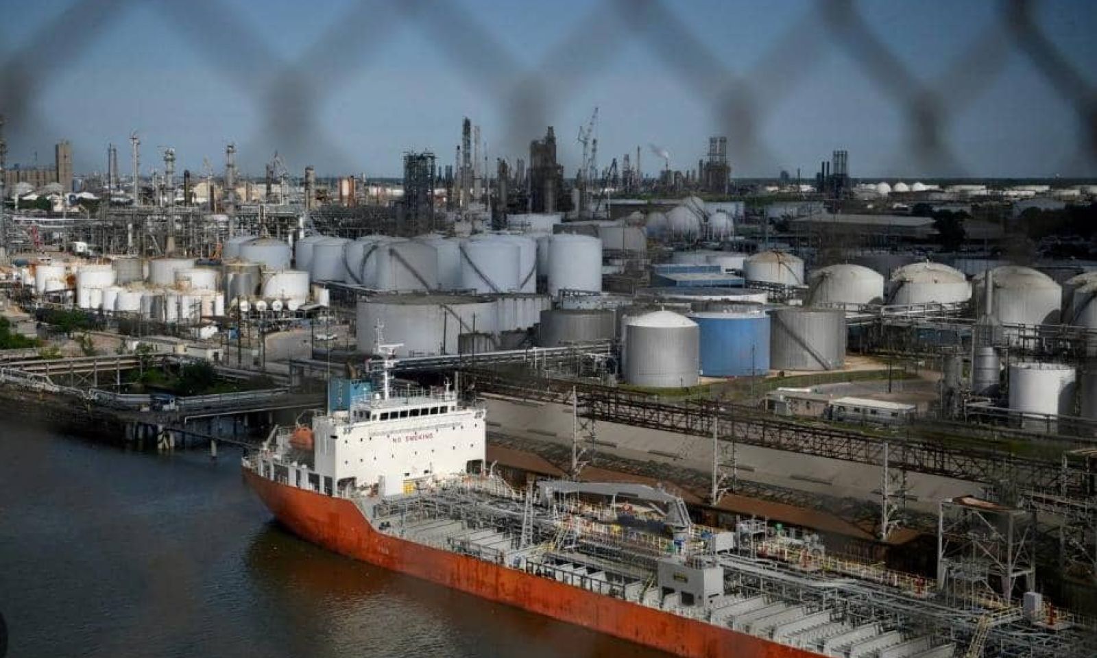 من أين أتى الوقود؟ .. وأين تذهب الأموال "الدوادي" يرفض التعليق وبلومبيرغ تكشف العديد من التفاصيل